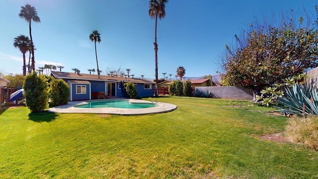 view of yard featuring a fenced in pool