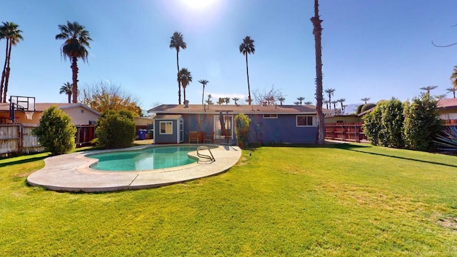 view of swimming pool featuring a yard