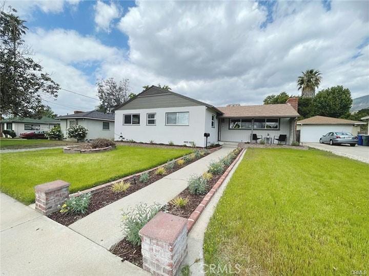 single story home featuring a front yard