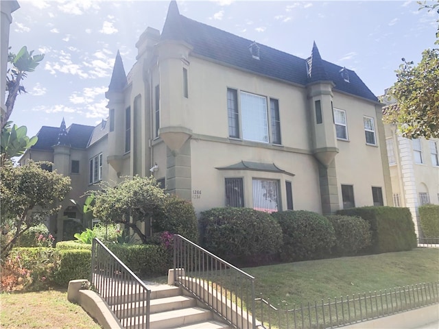 view of front of house featuring a front yard