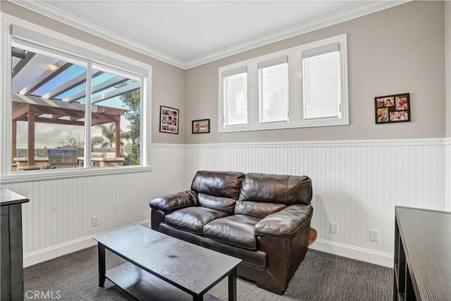 carpeted living room featuring crown molding