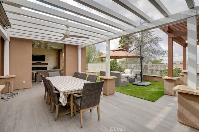 sunroom featuring ceiling fan