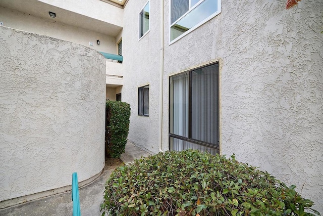 view of exterior entry featuring stucco siding