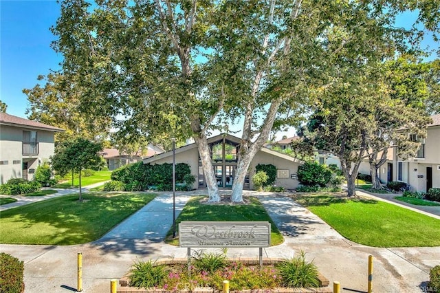 view of property's community featuring a lawn