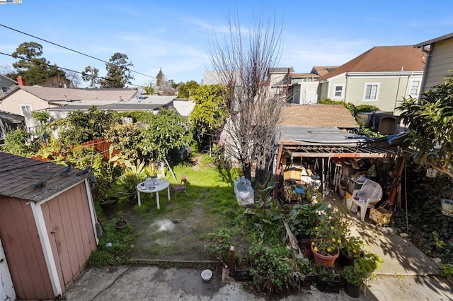 view of yard with a storage unit