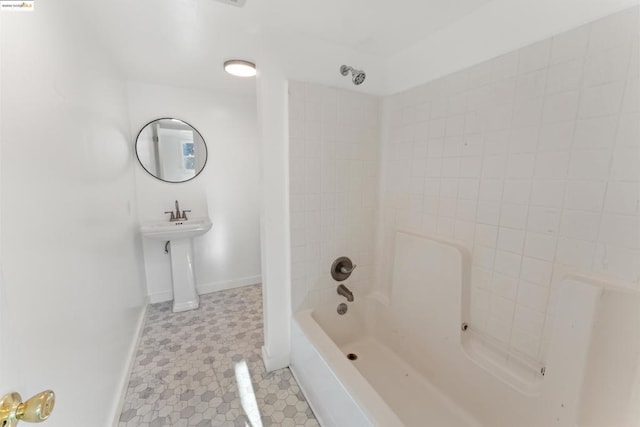 bathroom with sink and washtub / shower combination