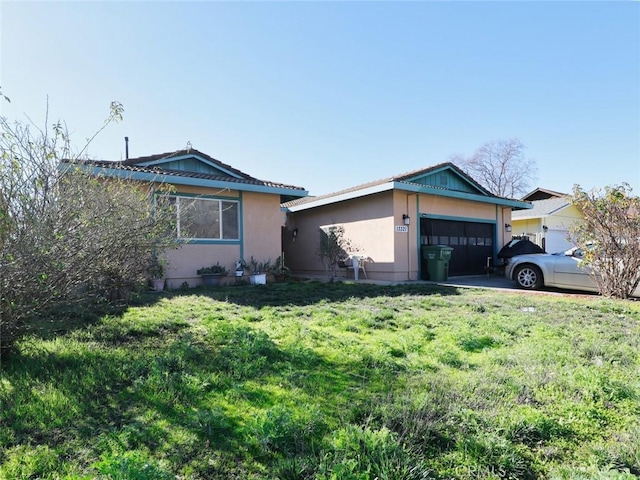 view of front of property featuring a garage and a front yard