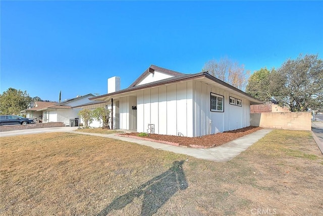 view of front of house featuring a front lawn