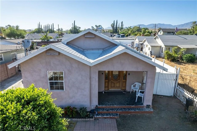 view of front of property featuring a mountain view