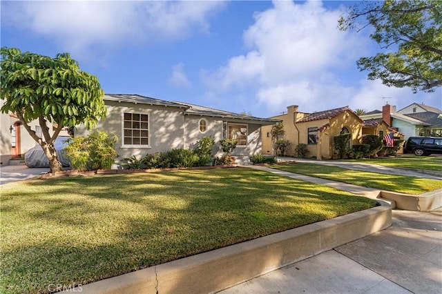 view of front facade featuring a front yard