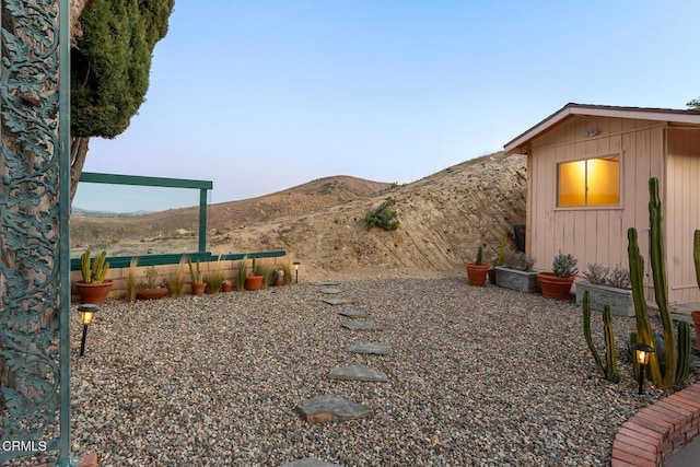 view of yard featuring a mountain view