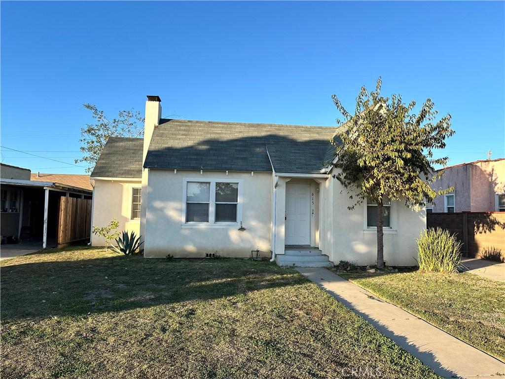 bungalow-style house with a front yard