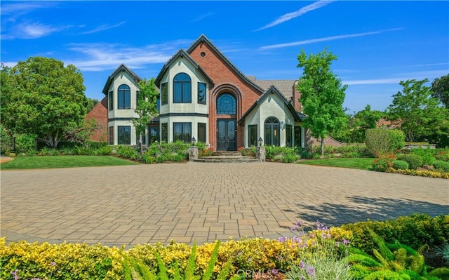 view of front facade featuring a front lawn