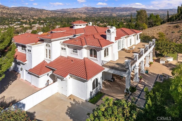 birds eye view of property featuring a mountain view