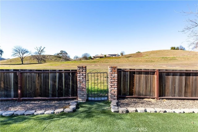 view of yard featuring a rural view