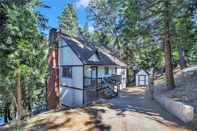 view of front of property featuring a shed