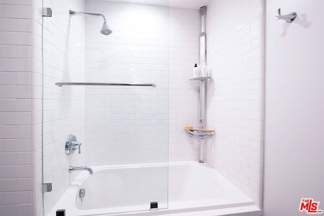 bathroom featuring tiled shower / bath