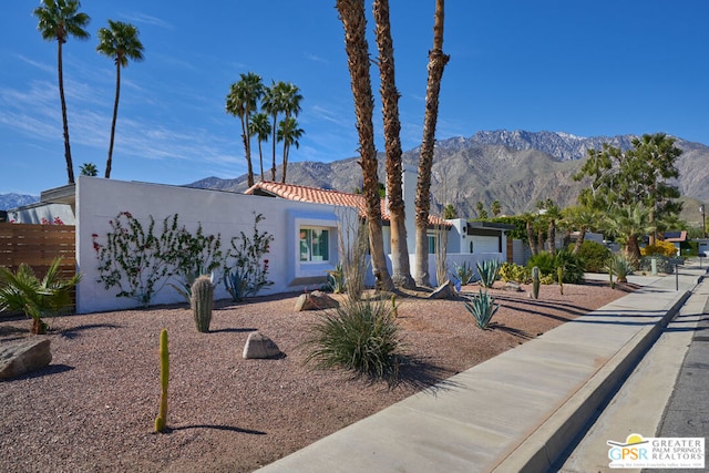 view of front of property featuring a mountain view