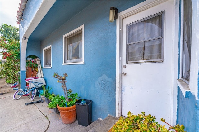 entrance to property featuring a patio