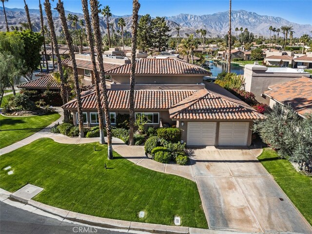 view of front of home featuring a front lawn and a mountain view