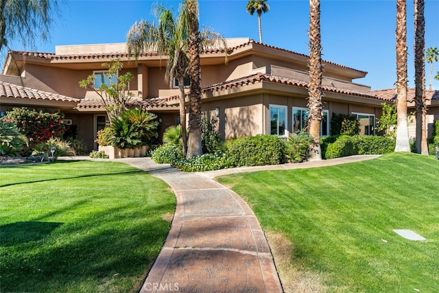 view of front of property featuring a front lawn