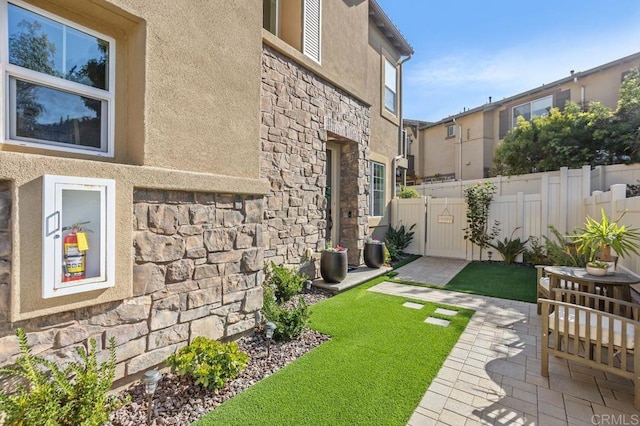 view of yard featuring a patio area