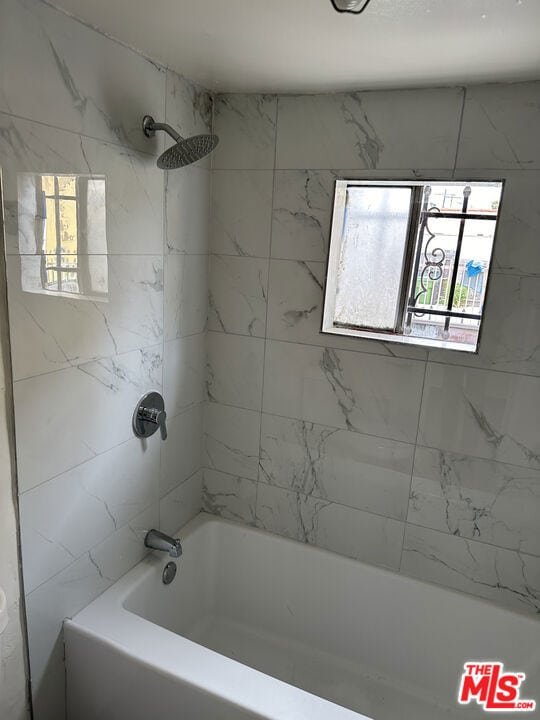 bathroom with tiled shower / bath combo