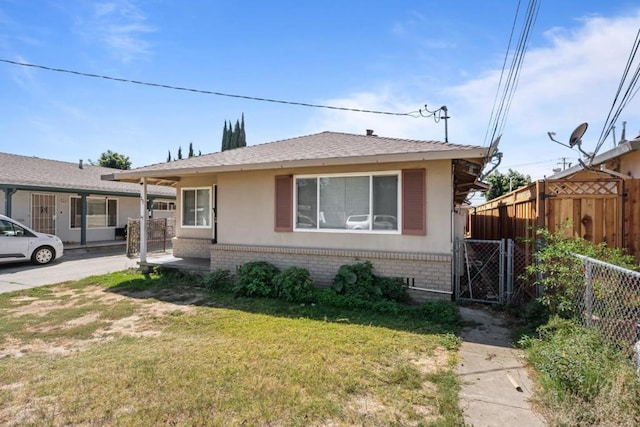 view of front facade with a front yard