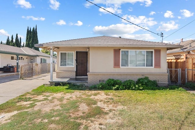 view of front of house featuring a front yard