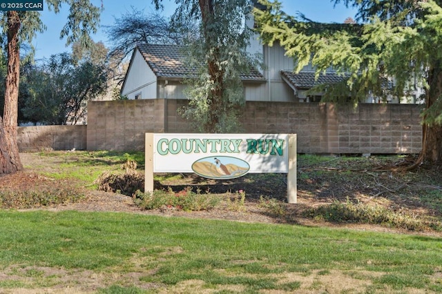 community / neighborhood sign with a yard