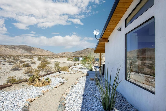 view of yard featuring a mountain view