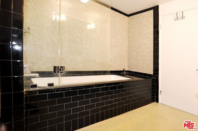 bathroom featuring tiled tub