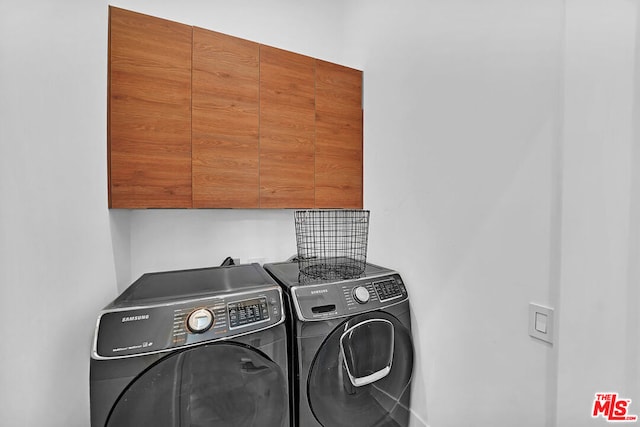 laundry room with cabinets and independent washer and dryer