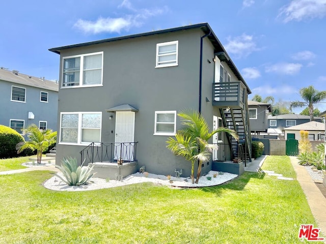 view of front facade with a front yard