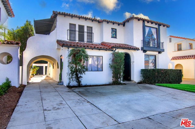 mediterranean / spanish-style house featuring a balcony