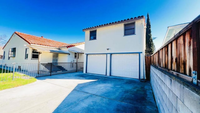 view of front facade featuring a garage