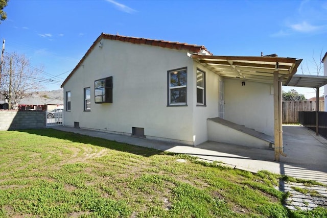 back of house featuring a yard