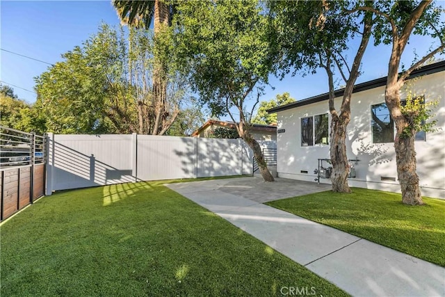 view of yard with a patio