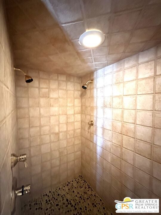 bathroom featuring a tile shower