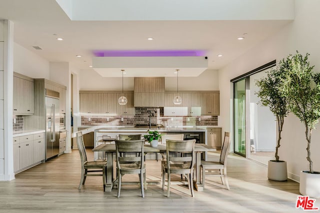 dining area with sink and light hardwood / wood-style flooring