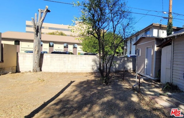 view of yard with a shed