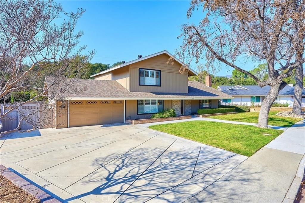 view of front of property featuring a garage and a front yard