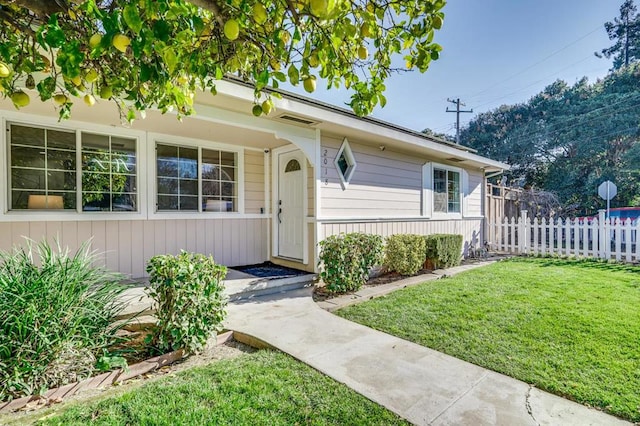 view of front of house featuring a front lawn