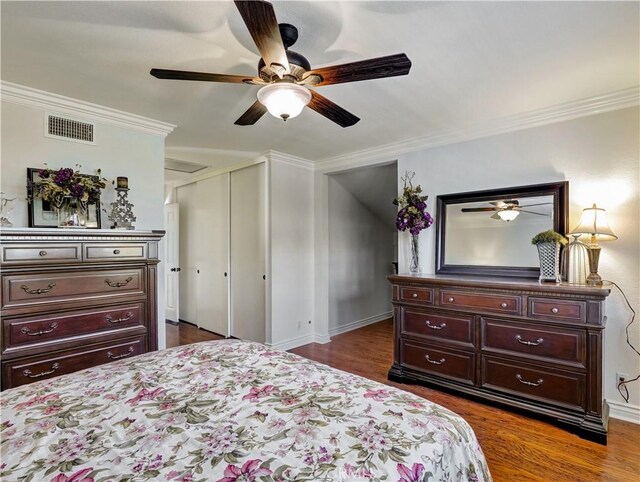 bedroom featuring ceiling fan, dark hardwood / wood-style floors, and crown molding