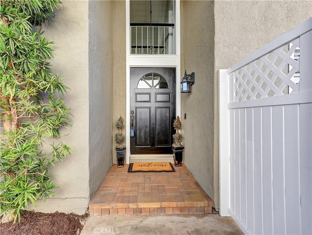 view of exterior entry with stucco siding