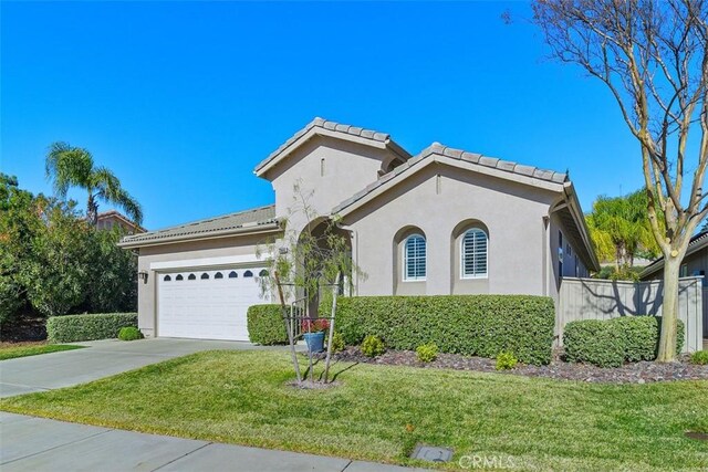 view of front of house featuring a front yard and a garage