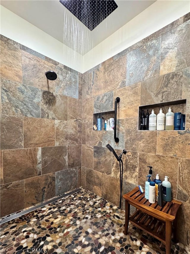 bathroom featuring a tile shower