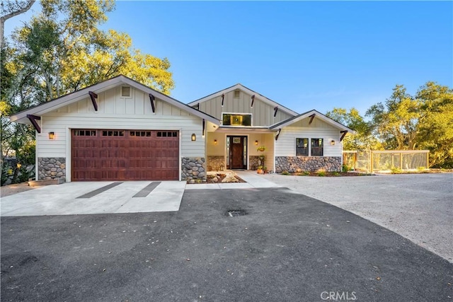 view of front facade featuring a garage