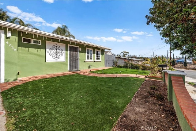 view of front of property featuring a front yard