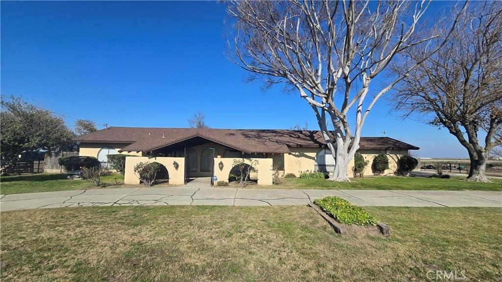 ranch-style home with a front yard